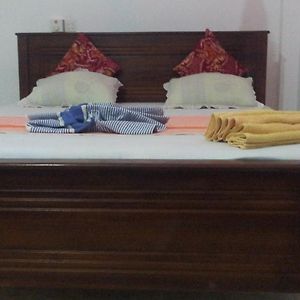 Zimmer mit Kingsize-Bett